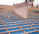 High tenacity (GRET) polyethylene monofilament yarns for PVC reinforced moisture barriers